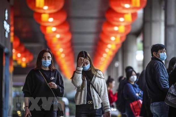 Người dân đeo khẩu trang đề phòng lây nhiễm virus corona gây dịch bệnh viêm phổi tại Macau, Trung Quốc ngày 22-1-2020. (Nguồn: AFP/TTXVN)