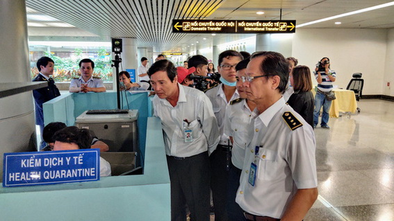 Cơ quan chức năng kiểm tra công tác phòng chống bệnh do virút corona tại sân bay Tân Sơn Nhất vào sáng 23-1 (Ảnh Báo Tuổi Trẻ)