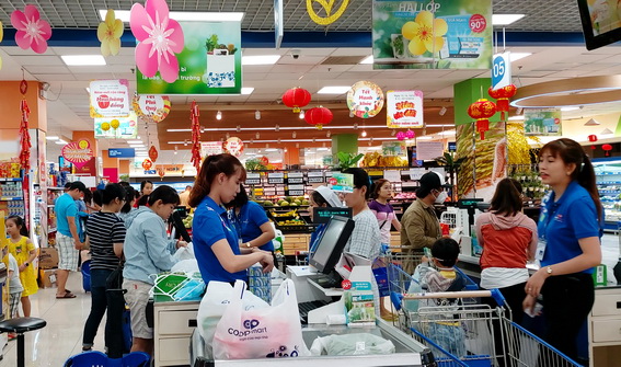 Sáng 30 Tết, người tiêu dùng mua sắm tại siêu thị Co.op mart Biên Hòa giảm hẳn