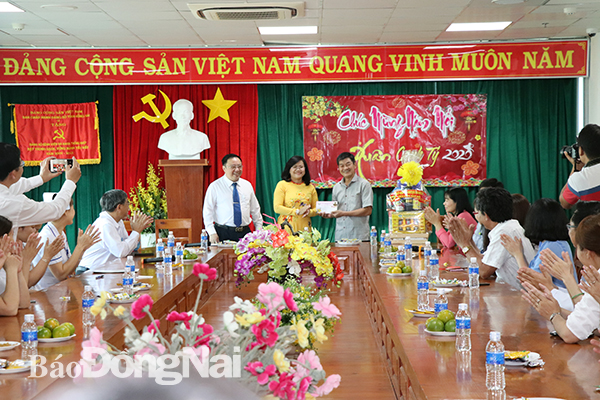 Phó chủ tịch UBND tỉnh Nguyễn Hòa Hiệp tặng quà và chúc tết các cán bộ, bác sĩ, điều dưỡng, nhân viên Bệnh viện đa khoa Thống Nhất
