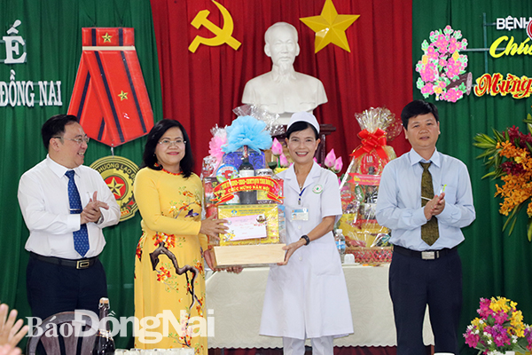 Phó chủ tịch UBND tỉnh Nguyễn Hòa Hiệp tặng quà và chúc tết các cán bộ, bác sĩ, điều dưỡng, nhân viên Bệnh viện Nhi đồng Đồng Nai