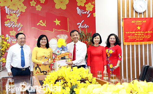 Phó chủ tịch UBND tỉnh Nguyễn Hòa Hiệp tặng quà và chúc Tết các cán bộ, bác sĩ, điều dưỡng, nhân viên Bệnh viện đa khoa Đồng Nai