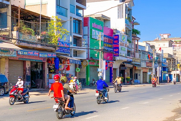 Đường Phạm Văn Thuận (phường Tân Mai) thông thoáng sáng Mùng 2 Tết. 