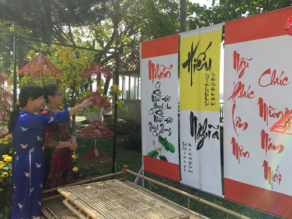 Đông đảo người dân đến tham quan, chụp hình tại khu vực triển lãm thư pháp chữ Việt và phố ông Đồ 