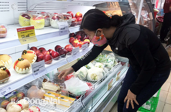Người dân mua rau tại một cửa hàng tiện lợi VinMart ở TP.Biên Hòa
