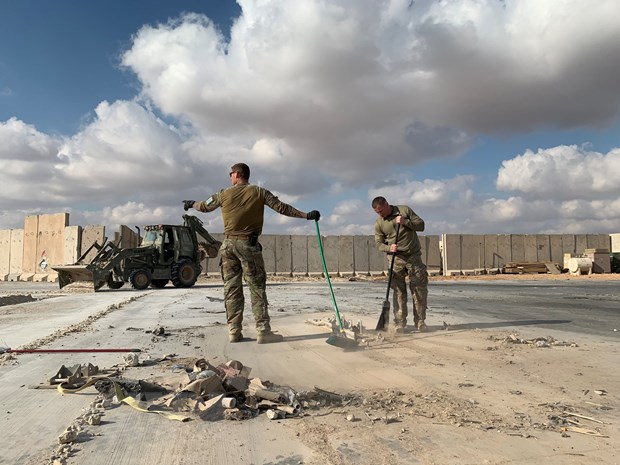 Binh sĩ Mỹ dọn dẹp đống đổ nát tại căn cứ không quân Ain al-Asad. (Ảnh: AFP/TTXVN)