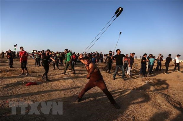 Người biểu tình Palestine ném đạn hơi cay trong cuộc đụng độ với binh sỹ Israel tại khu vực biên giới Dải Gaza-Israel ở phía đông thành phố Gaza ngày 27-9-2019. (Ảnh: THX/TTXVN)