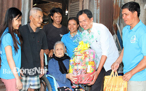 Đoàn viên thanh niên địa phương trao tặng quà cho một hộ nghèo ở xã Suối Cát, huyện Xuân Lộc. Ảnh: V.Tuyên