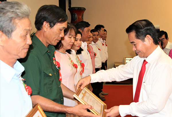 Đồng chí Thái Bảo, Ủy viên Ban TVTU, Trưởng ban Tuyên giáo Tỉnh ủy trao khen thưởng gương Người tốt, việc tốt năm 2019 cho cựu chiến binh Vũ Văn Hạ