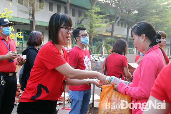 Đại diện lãnh đạo và quản đốc các xưởng Công ty TNHH Pousung Việt Nam (huyện Trảng Bom) tặng bánh và sữa cho công nhân ngày làm việc đầu năm