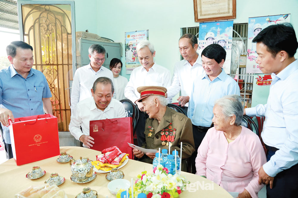 Phó thủ tướng thường trực Chính phủ Trương Hòa Bình thăm và dự Ngày hội Đại đoàn kết ấp Tân Triều, xã Tân Bình, huyện Vĩnh Cửu