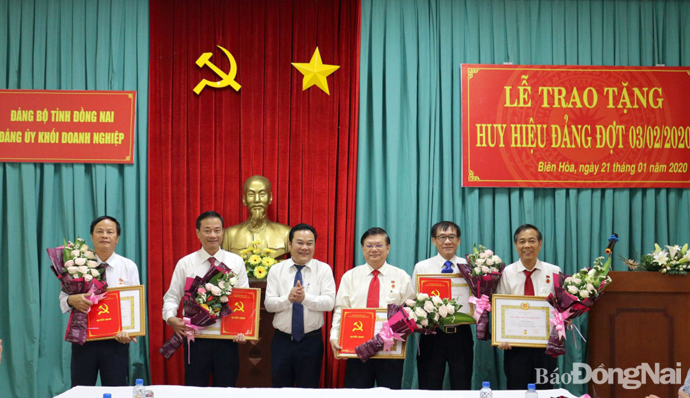 Đảng ủy Khối doanh nghiệp tỉnh trao Huy hiệu Đảng cho đảng viên, dịp 3-2-2020