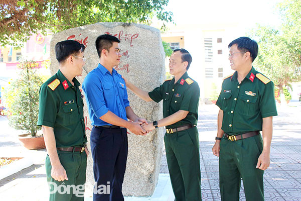 Phó bí thư thường trực Đảng ủy Quân sự tỉnh, Đại tá Huỳnh Thanh Liêm (thứ hai từ phải qua) động viên thanh niên là đảng viên huyện Xuân Lộc chuẩn bị nhập ngũ đầu năm 2020. Ảnh: N.Trinh