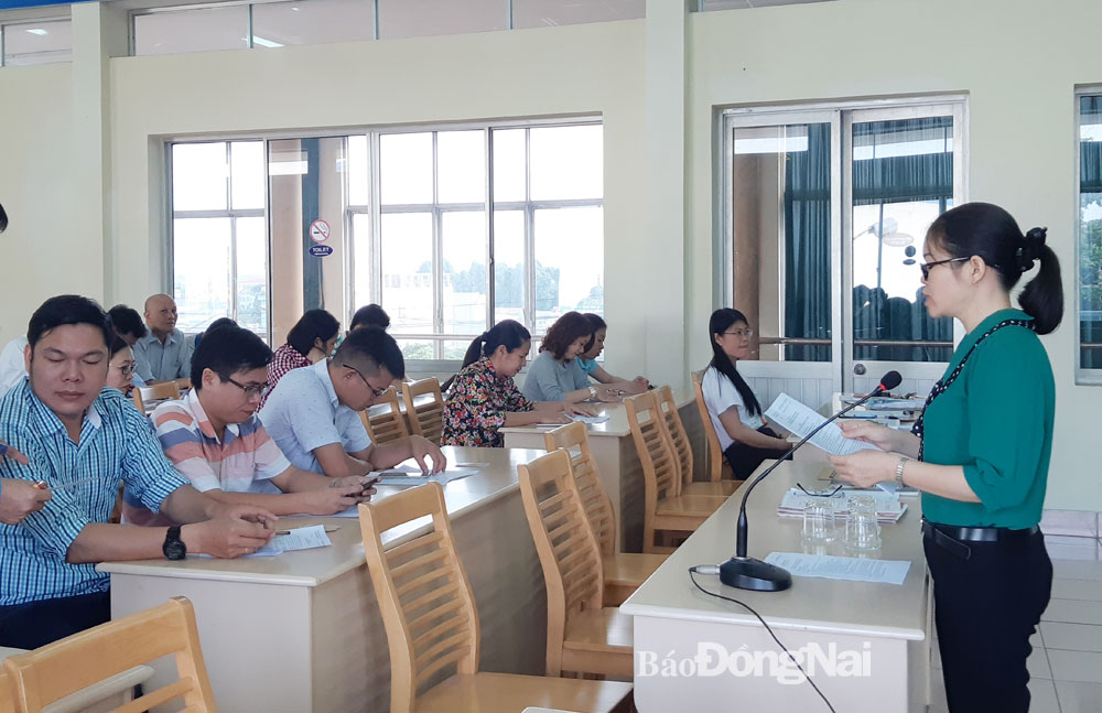 Bí thư Chi bộ Công đoàn Khu công nghiệp Biên Hòa Nguyễn Thị Tuyết điều hành thảo luận tại buổi sinh hoạt chi bộ