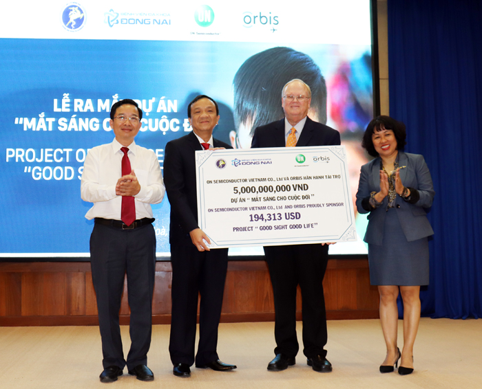 Lãnh đạo Sở Y tế và Bệnh viện ĐK Đồng Nai nhận tiền tài trợ từ Dự án “Mắt sáng cho cuộc đời