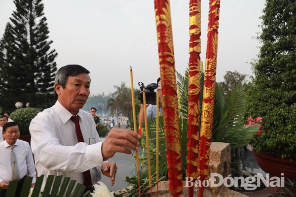 Đồng chí Nguyễn Phú Cường, Bí thư Tỉnh ủy, Chủ tịch HĐND tỉnh dâng hương trước Tượng đài Tổ quốc ghi công