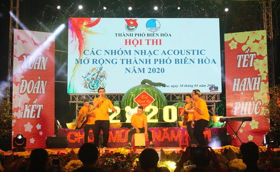 Một tiết mục biểu diễn của các nhóm nhạc tại đường hoa Nguyễn Văn Trị