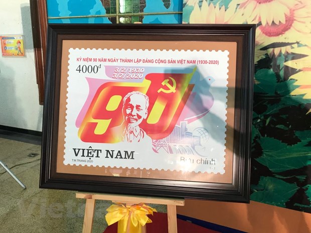  Cận cảnh chiếc tem đặc biệt kỷ niệm 90 năm thành lập Đảng Cộng sản Việt Nam. (Ảnh: PV/Vietnam+)