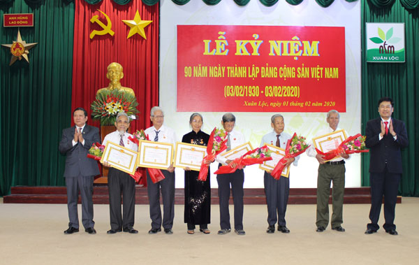 Bí thư Huyện ủy Xuân Lộc Viên Hồng Tiến trao tặng Huy hiệu Đảng cho các đảng viên lão thành