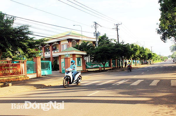 Một trong những tuyến đường trung tâm xã Bình Lộc. Ảnh: M.Quân