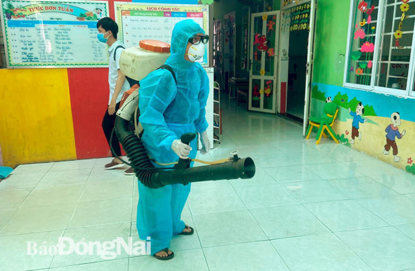 Nhân viên y tế tiến hành phun thuốc khử khuẩn tại các trường học ở TP.Biên Hòa