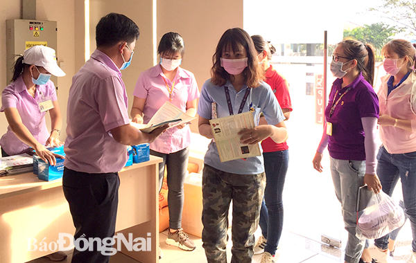 Liên đoàn Lao động TP.Long Khánh phát tờ rơi về các biện pháp phòng chống dịch bệnh nCoV cho công nhân Công ty TNHH Cibao (Khu công nghiệp Long Khánh)