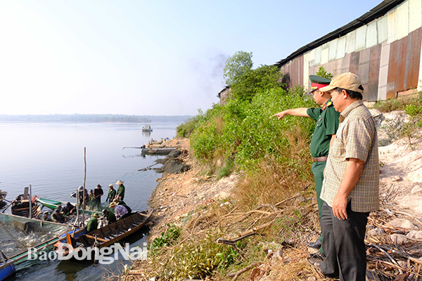 Chỉ huy Đội nuôi trồng thủy sản hồ Sông Mây theo dõi quá trình kéo mẻ cá đầu năm vào bờ 