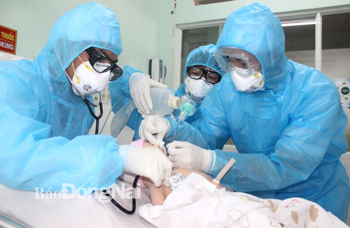 Các bác sĩ của Bệnh viện nhi đồng Đồng Nai diễn tập tình huống có bệnh nhi nhiễm nCoV được chuyển đến điều trị tại bệnh viện Một trại gà công nghiệp tại huyện Long Thành Ảnh: HẠNH DUNG