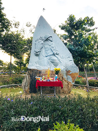 Phù điêu Thi tướng Huỳnh Văn Nghệ tại Công viên Vườn tượng Danh nhân văn hóa tại Văn miếu Trấn Biên. Ảnh: My Ny