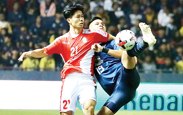 Công Phượng thi đấu trong trận TP.Hồ Chí Minh thua Buriram United 1-2 trên sân Chang Arena tại vòng loại AFC Champions League ngày 21-1