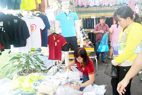 Người lao động tham quan mua sắm tại các gian hàng giá ưu đãi do Công đoàn KCN Biên Hòa tổ chức nhân dịp Tết Nguyên đán Canh Tý 2020