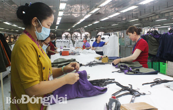 Sản xuất mặt hàng dệt may xuất khẩu tại Công ty cổ phần Tổng công ty may Đồng Nai (TP.Biên Hòa). Ảnh: H.Giang