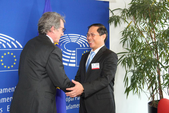Chủ tịch EP David Sassoli (trái) và Thứ trưởng thường trực Bộ Ngoại giao Bùi Thanh Sơn - Ảnh: VGP