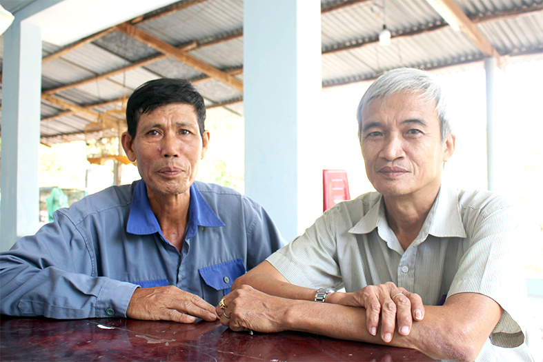 Đảng viên Tư Quang (trái) cùng Phó bí thư Chi bộ ấp Phú Mỹ 1 Phạm Văn Phát