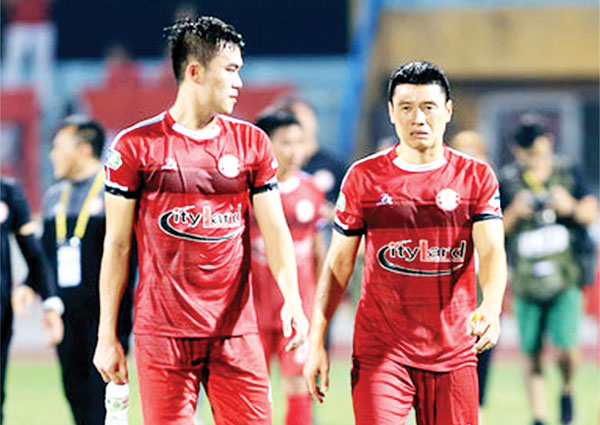 Tiền vệ Văn Thuận (phải) chấn thương nghỉ thi đấu khiến tuyến giữa CLB TP.Hồ Chí Minh bị suy yếu. Ảnh: T.Đỗ