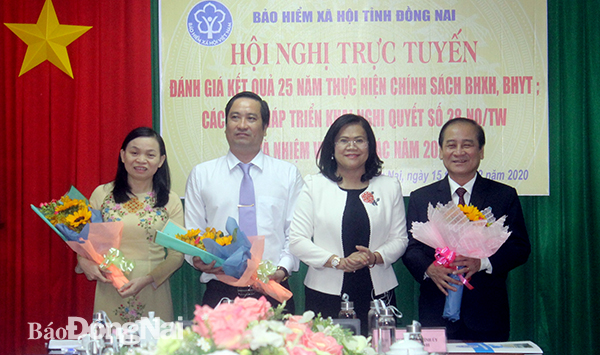 Phó chủ tịch UBND tỉnh Nguyễn Hòa Hiệp tặng hoa chúc mừng Ban giám đốc BHXH tỉnh