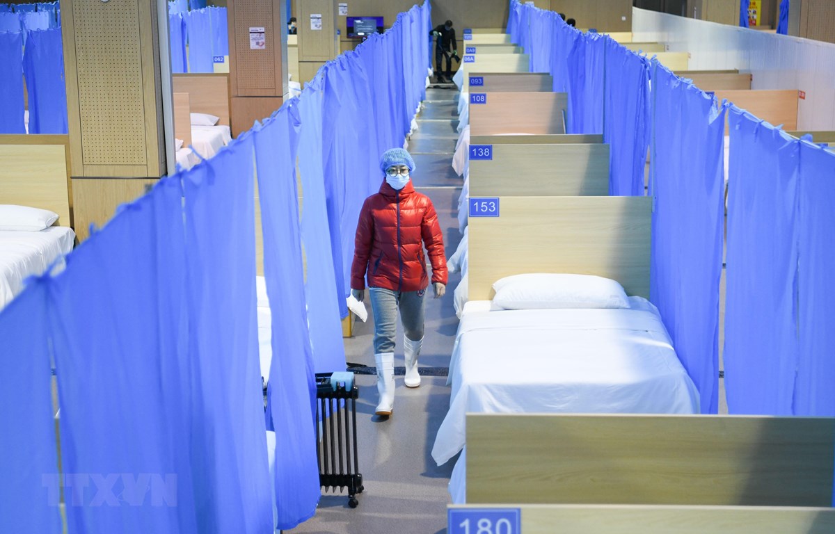 Nhân viên y tế kiểm tra các giường bệnh tại bệnh viện dã chiến ở Vũ Hán, Trung Quốc, ngày 14-2. (Ảnh: THX/TTXVN)