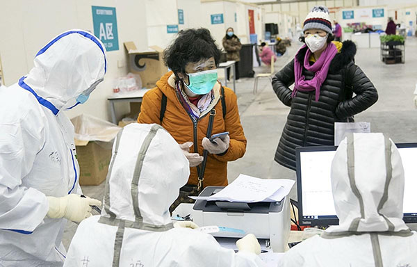 Nhân viên y tế tiếp nhận bệnh nhân tại một bệnh viện ở Vũ Hán, Trung Quốc. Ảnh: TTXVN
