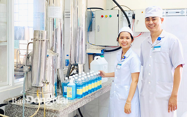 Nhân viên y tế Khoa Dược Bệnh viện đa khoa khu vực Long Khánh pha chế thành công dung dịch rửa tay sát khuẩn nhanh để sử dụng tại bệnh viện. Ảnh: H.Dung
