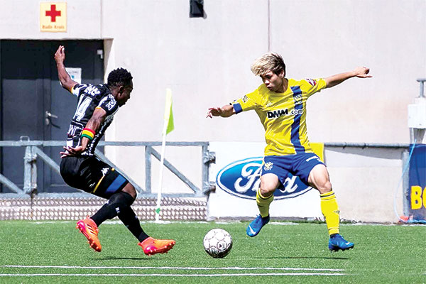 Công Phượng (phải) trong trận đấu tập giữa Sint-Truidense V.V. và Sporting Charleroi (Bỉ)