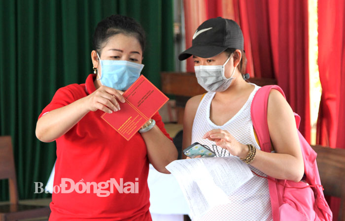 Bà Đỗ Thị Phước Thiện (trái), Chủ tịch Hội Chữ thập đỏ tỉnh tuyên truyền về hiến máu tình nguyện cho người tham gia hiến máu