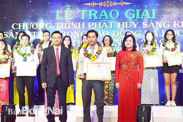Thầy Nguyễn Trường Sinh nhận giải nhì chương trình Phát huy sáng kiến, sáng tạo trong lao động và học tập. Ảnh: H.Yến