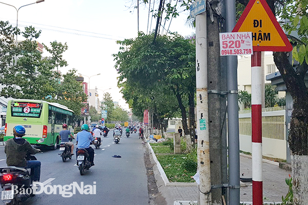 Tương tự, một biển báo giao thông bị tờ rơi quảng cáo dán đè lên che khuất ở đường Đồng Khởi