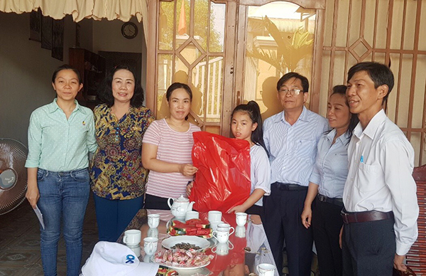 Đại diện Qũy Bảo trợ trẻ em tỉnh tặng quà cho trẻ em là con cán bộ, chiến sĩ hiện đang ở huyện Long Thành (Ảnh: Qũy Bảo trợ trẻ em cung cấp)