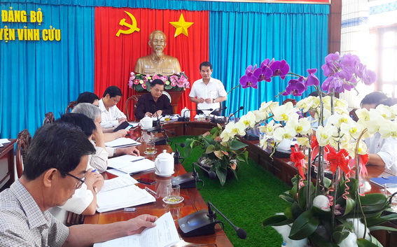 Ủy viên Ban TVTU, Trưởng ban Tuyên giáo Tỉnh ủy Thái Bảo phát biểu tại buổi làm việc với Ban Thường vụ Huyện ủy Vĩnh Cửu