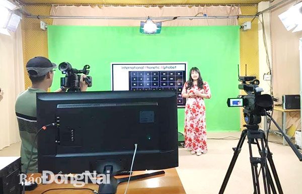 Giáo viên thực hiện ghi hình giờ học tại trường quay của Đài PT-TH Đồng Nai phục vụ học sinh ôn tập trong thời gian tạm nghỉ học do dịch bệnh Covid-19. Ảnh: C.Nghĩa