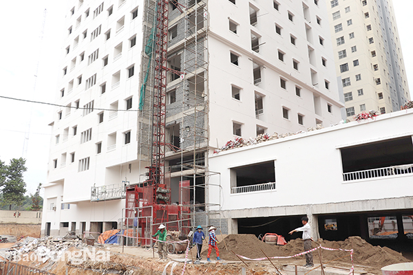 Khu nhà ở xã hội tại phường Tam Hòa (TP.Biên Hòa) sẽ hoàn thiện trong tháng 10-2020. Ảnh:H.Giang