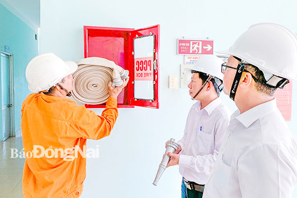 Lãnh đạo Điện lực Định Quán (bìa phải) thường xuyên kiểm tra công tác phòng cháy, chữa cháy tại cơ sở. Ảnh: Đăng Tùng