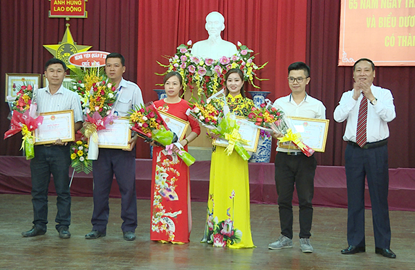Giám đốc Bệnh viện Tâm thần Trung ương 2 Võ Thành Đông (bìa phải) khen thưởng các tập thể, cá nhân đạt thành tích xuất sắc trong năm 2019.