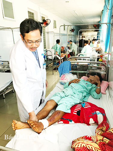 Bác sĩ CKII Phan Văn Huyên, Giám đốc Bệnh viện đa khoa khu vực Long Khánh trực tiếp xuống các khoa nội trú để thăm hỏi bệnh nhân. Ảnh: P.Liễu